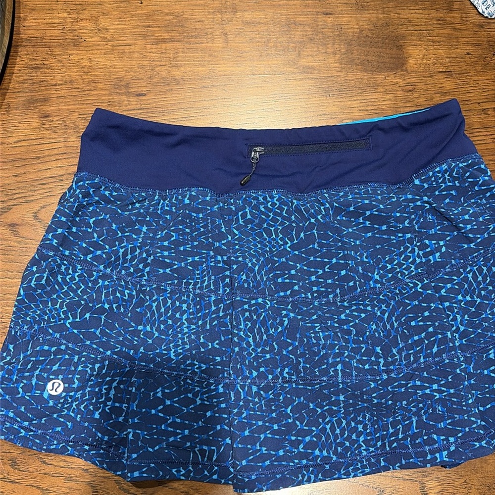 LULULEMON EUC Size 6 skort navy blue & turquoise. Has sewn in shorts. Zip pocket - Picture 4 of 7